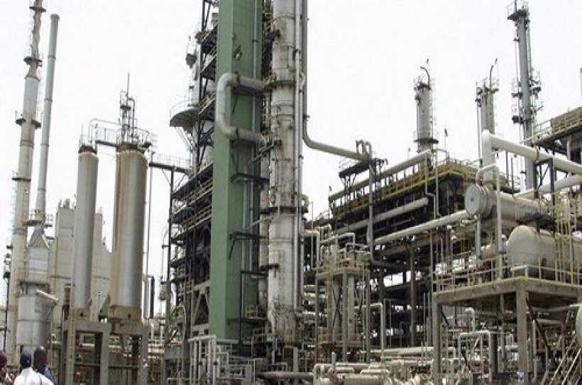 General view of the Tema oil refinery near Ghana's capital Accra March 28, 2005. A strong economy and the promise of its new oil sector should keep Ghana's growth ambitions on track despite the crisis in developed markets which has trimmed the country's credit-raising plans as it heads into elections. Tightening global credit conditions forced the government to postpone indefinitely a $300 million debt placement with banks last week, compounding bad news after the unexpected death of the respected finance minister, Kwadwo Baah-Wiredu, 56. Picture taken March 28, 2005. REUTERS/Yaw Bibini (GHANA)
