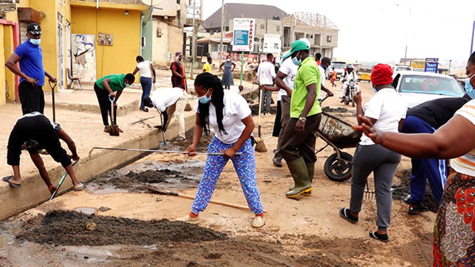 Atimatim District Collaborates With Muslims, Other Churches To Clean Community