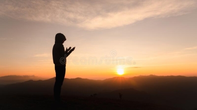 silhouette-christian-woman-praying-worship-sunset-christian-religion-concept-background-hands-prayer-worship-god-178985450