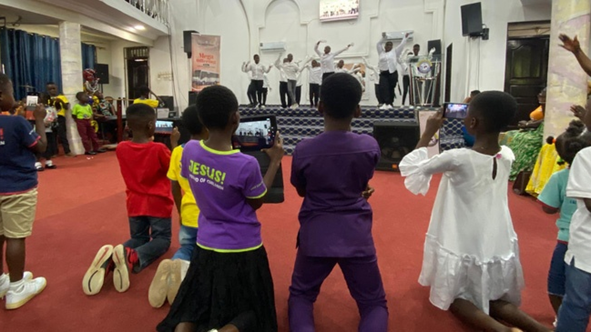 LITTLE PAPARAZZI IN THE CHURCH web