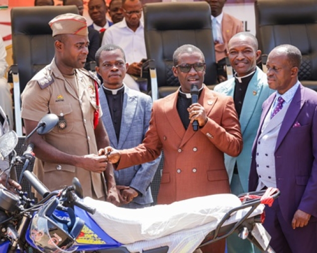 OFFINSO AREA DONATES MOTORBIKE TO GHANA FIRE SERVICE web