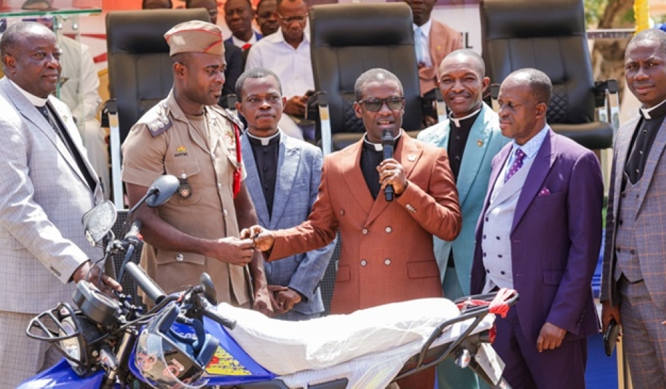 OFFINSO AREA DONATES MOTORBIKE TO GHANA FIRE SERVICE web