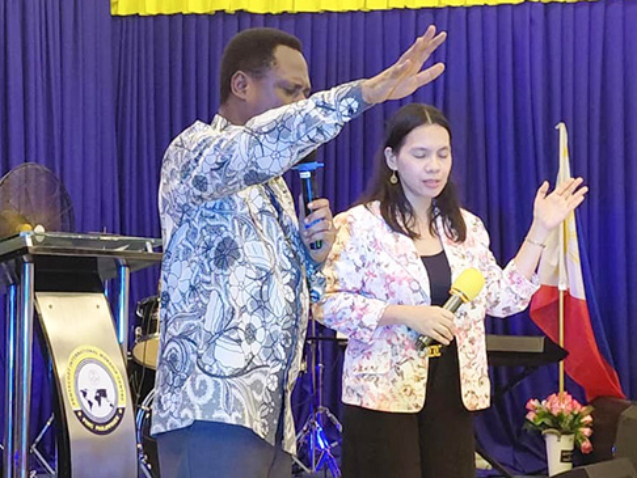 Apostle Nyamekye Worships web.jpg