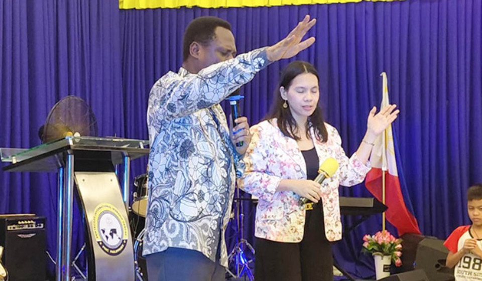 Apostle Nyamekye Worships web.jpg